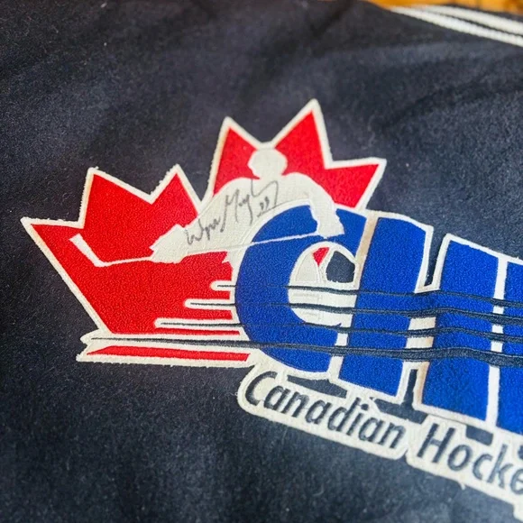 Wayne Gretzky Signed Roots Jacket CHL– “Cherry vs. Orr” Edition (2000) - Picture 3 of 15